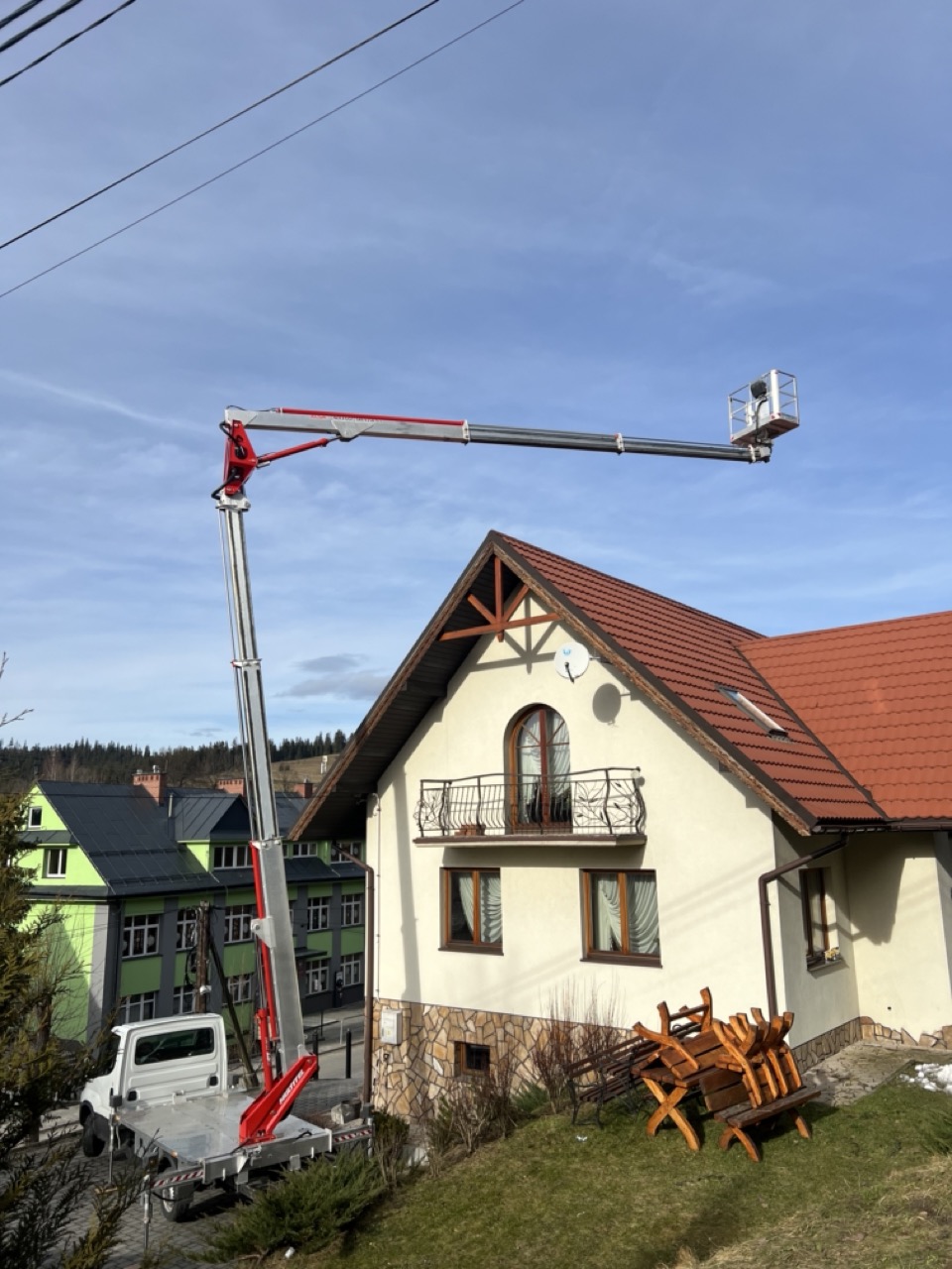 Podnośnik koszowy przy pracy